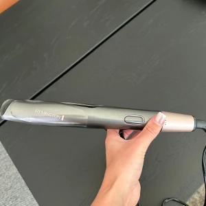 Remington platt & lock tång! - Säljer min så praktiska plattång som är vriden så du enkelt kan göra lockar med den också om du inte vill platta! 😍Bara använd vid speciella tillfällen så skicket är bra. Postar snabbt!