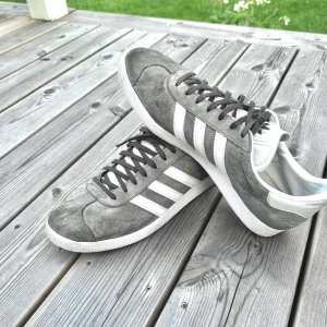 Adidas gazelle skor - Adidas gazelle skor i toppenskick! Storleken är 43 ✅