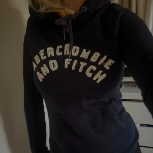 Marinblå Abercrombie & Fitch Hoodie  - Jättefin marinblå Abercrombie & Fitch Hoodie i storlek S men passar xs också! 