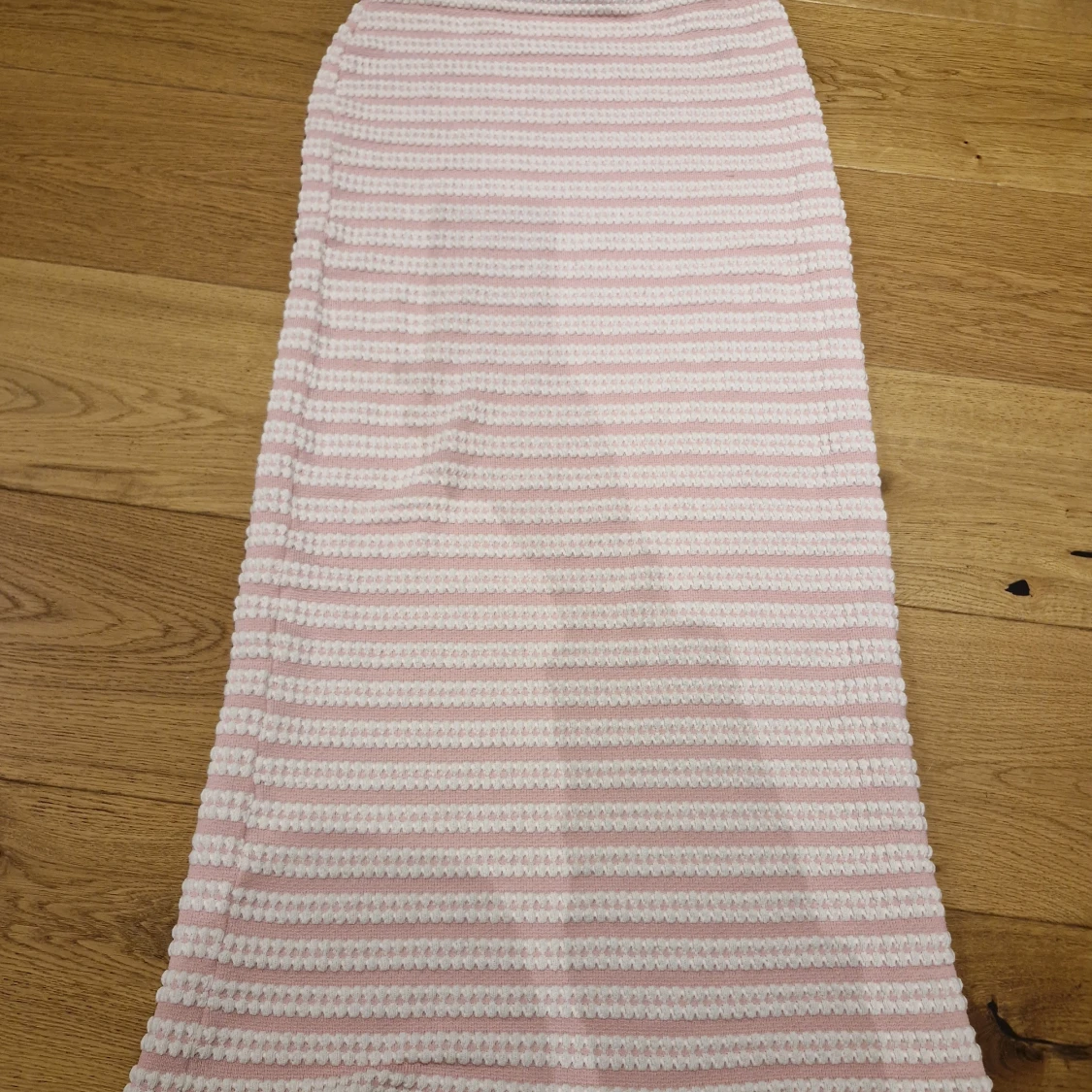 Rosa och vit randig långkjol från Nelly