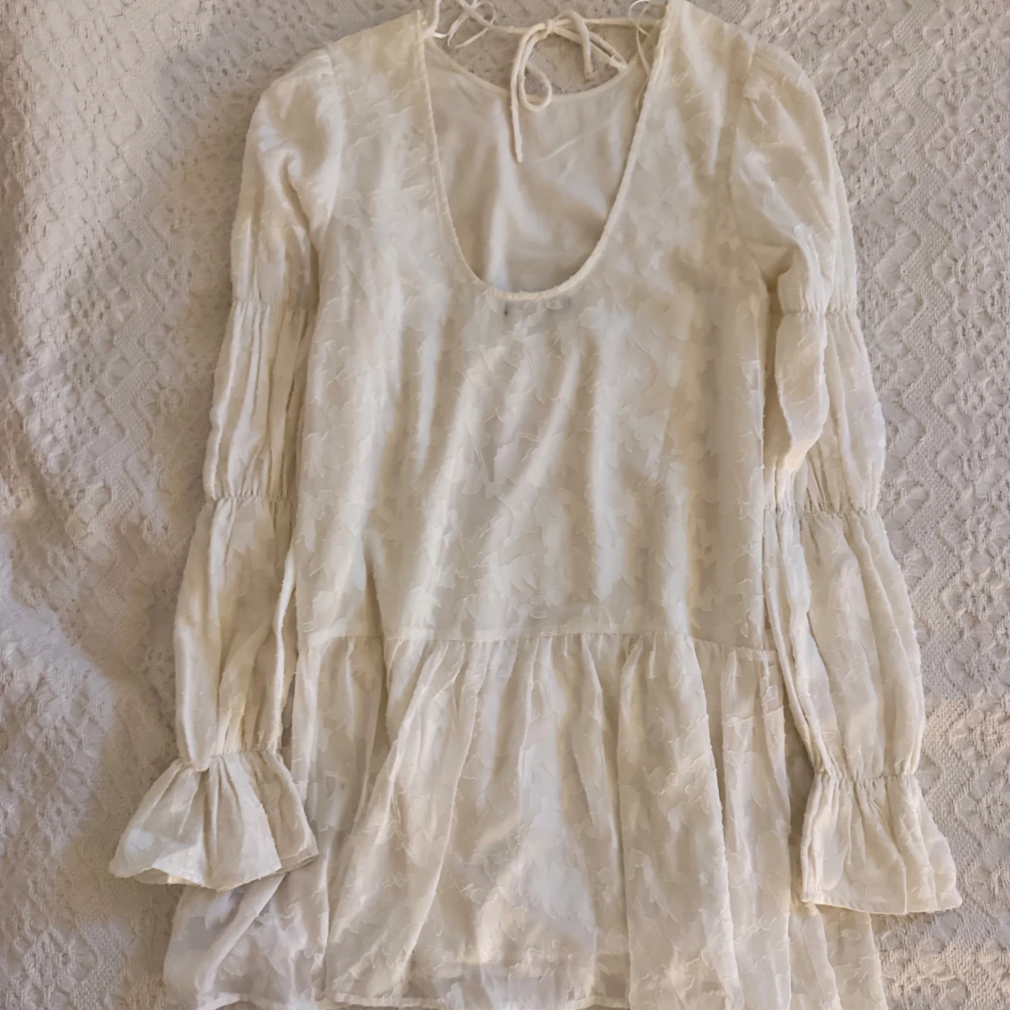 Vit klänning med volang - 1