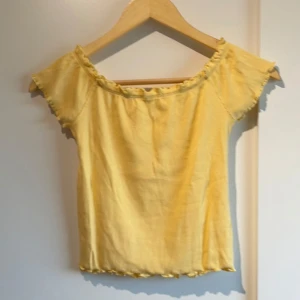 Gul ribbad topp - Söt gul ribbad topp, har endast används en gång💞