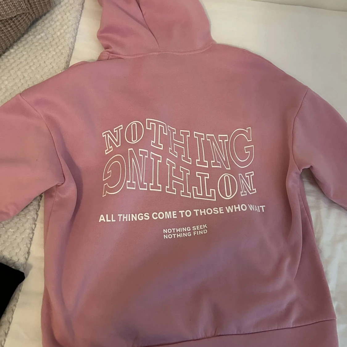 Rosa hoodie med tryck och huva - 1