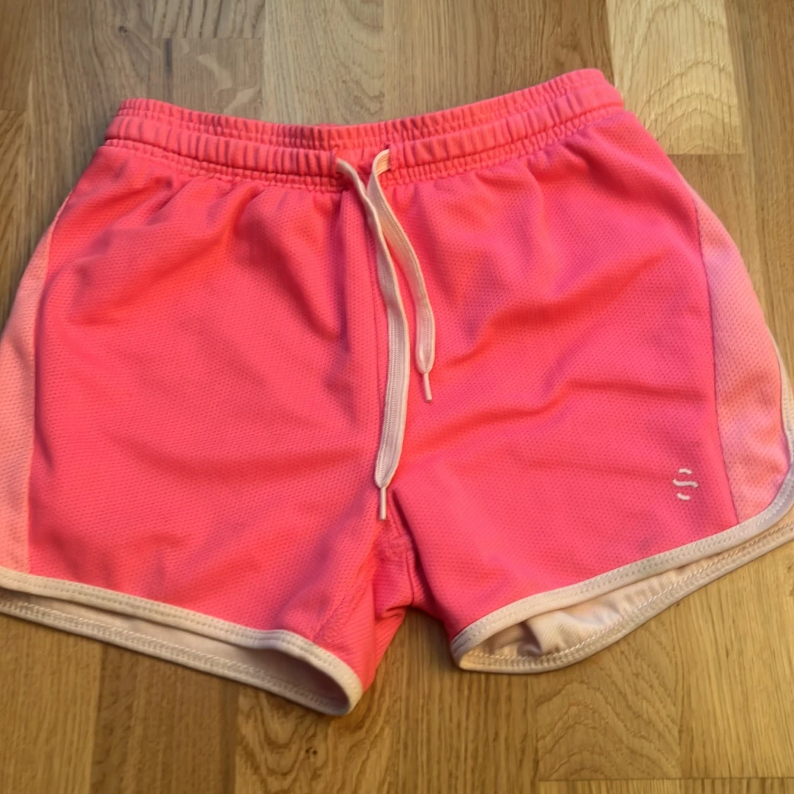 Två sportiga shorts med kontrastkant - 1