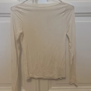 Vit långärmad tröja från Intimissimi - Superskön och tunn vit långärmad tröja från Intimissimi i ultralätt material med kashmir. Enkel och clean design med rund hals och smal passform, perfekt att ha som lager eller till chill outfits. Snyggt basic-plagg som funkar året runt.Säljer då den inte kommer till användning,nypris:489 men säljer för 250 då den är knappt använd