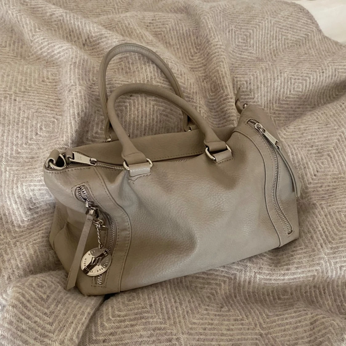 beige handväska