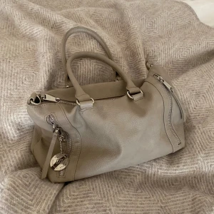 beige handväska - fint skick!! kall i tonen så matchar till typ allt🤗🤗 Jag har ingen användning för väskan, det är därför jag säljer den🫶🏻🫶🏻🫶🏻