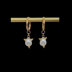 Guldiga örhängen med pärlor och spikes - Unika örhängen med rundade guldfärgade hoops och hängande vita pärlor dekorerade med små guldspikes. Perfekt för dig som vill sticka ut med en edgy men elegant vibe. Snygg kontrast mellan den mjuka pärlan och de coola detaljerna.