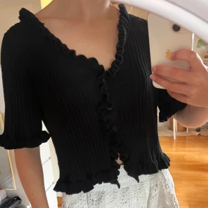 Kofta/tröja  - Söt ribbad kofta/tröja från Lindex. Fint skick! Size M, passar även en S. Pris 60kr.