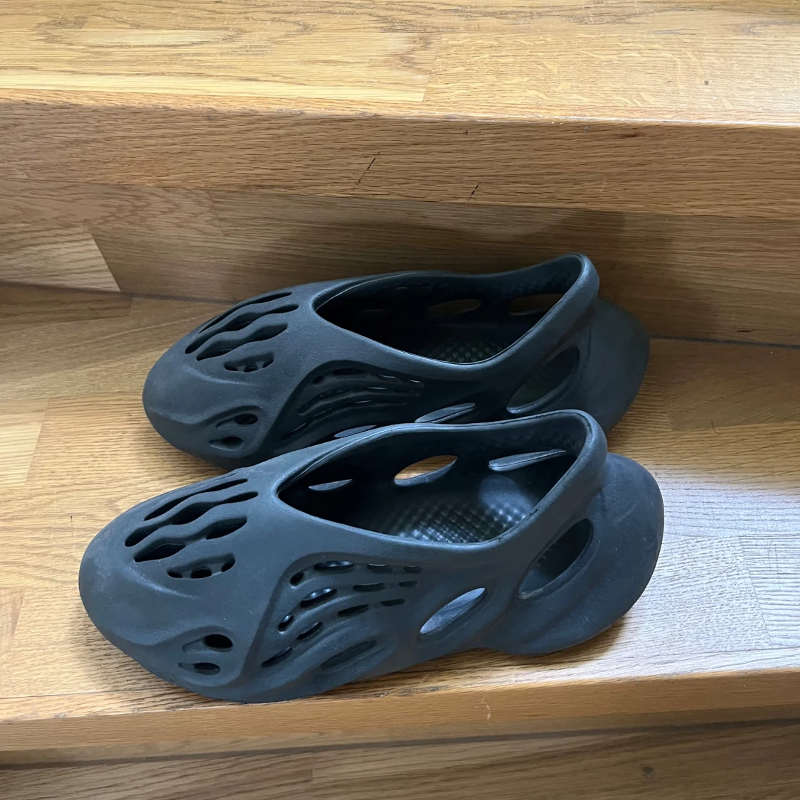 Svarta Yeezy Foam Runner - 1