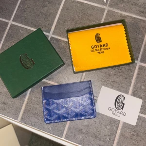 Blå Korthållare - Säljer denna stilrena blåa korthållaren. Helt ny.
