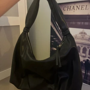 handväska i läder🩷 - superfin, bra till skolan, den har ett stort fack med ett litet innerfack och en dragkedja 🩷🩷