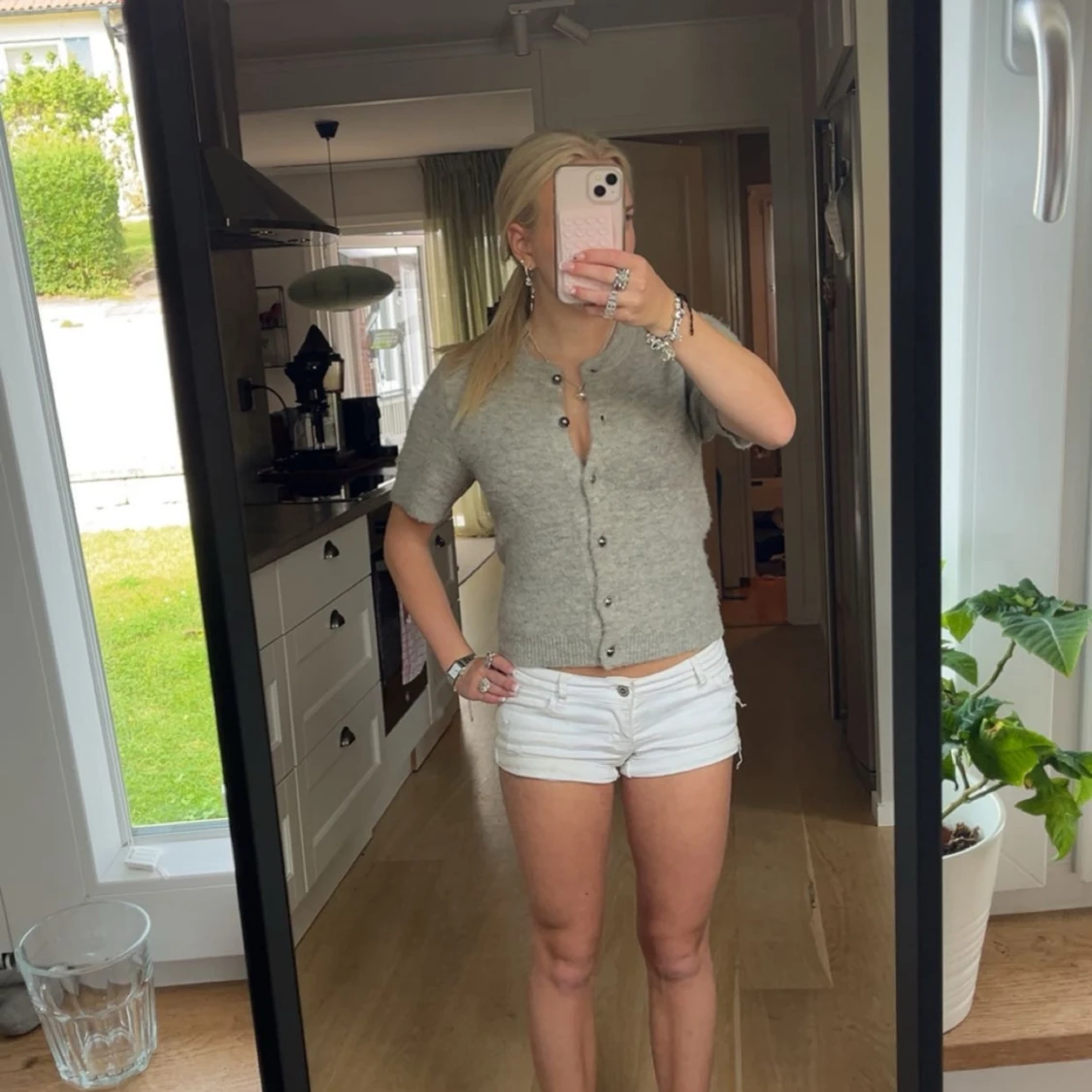 Grå kortärmad kofta med knappar - 2