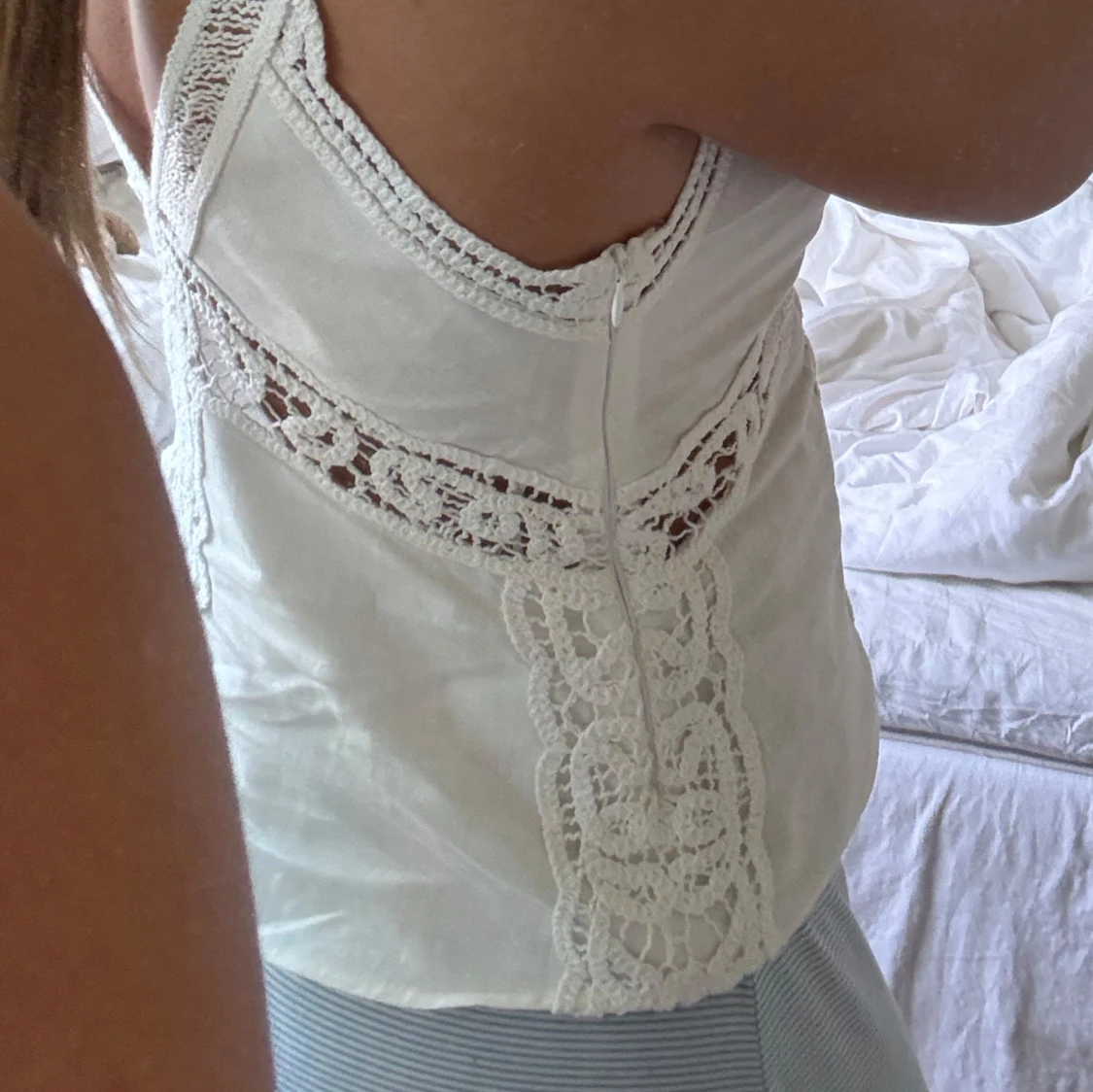 Vit spetsdetaljerad linnetopp - 2