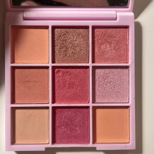 Steve Laurant ögonskuggspalett  - Säljer en ögonskuggspalett från Steve Laurant med nio pigmenterade nyanser! Knappt använd! Hör gärna av dig om du undrar något, köp gärna med Instabox då jag postar fortast där! Kvar tills markerad som såld 🫶🏼💘💘