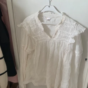 Söt blus  - Jätte söt blus från Gina tricot har fina volanger vid armarna och detaljer på armarna på ryggen och över bysten. Den är lite genomskinlig i tyget  (se bild 2). Annvänd  fåtal gånger men den har inga tecken på användning.