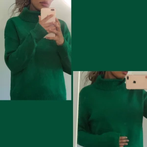 Grön polotröja med ribbad krage - Säljer en grön polotröja med bred, ribbad krage och långa ärmar. Tröjan har en loose passform och är stickad i ett mjukt material som känns skönt mot huden. Perfekt för dig som gillar enkel och clean stil med lite extra färg.