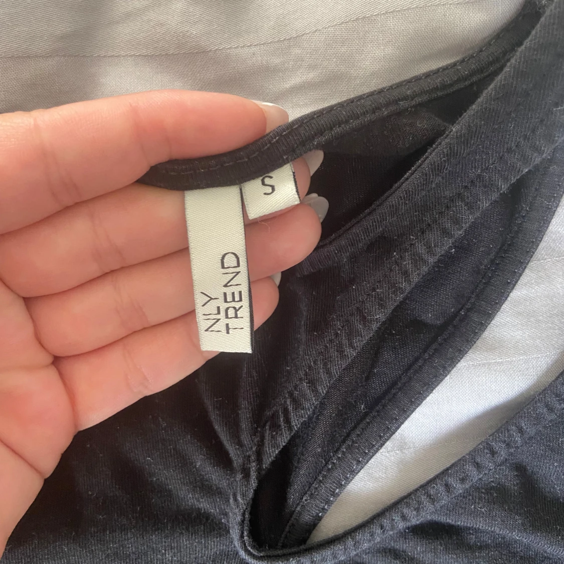 Svart långärmad topp med cut-out - 1