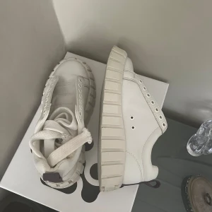 Vita Eytys sneakers - Säljer ett par vita Eytys sneaker. Skorna har snörning och är gjorda i skinn. Använd 2-3 ggr,pris kan diskuteras köpta för 2000 säljer pga inte kommer till användning 