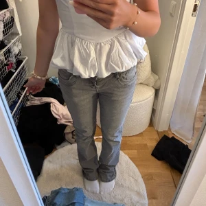 Gråa jeans från ltb - Säljer denna jeansen från ltb då dom inte passar mig riktigt! Köptes förra året men är endast använda 2 gånger. Jeansen är i mycket bra skick och köptes då för 950 men säljer för 250!