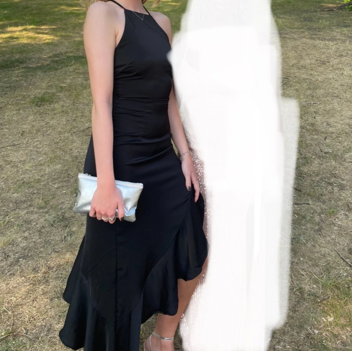 Svart långklänning med volang och snörning - 2