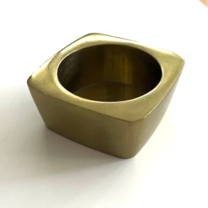 Värmeljushållare- Mässing- Pierre Forsell- Skultuna- Svensk designklassiker  - En ikonisk värmeljushållare i solid mässing, en äkta svensk designklassiker. Ljusstaken är designad av den berömde formgivaren Pierre Forsell för det anrika Skultuna under 1960-talet..                                             Den fyrkantiga formen och den gedigna vikten ger en påtaglig känsla av kvalitet. Ljusstaken ger ett varmt och stämningsfullt sken och är ett självklart samlarobjekt för den som är designintresserad. Mått: 5x5 cm H 2,5 cm vikt 61,64 gram