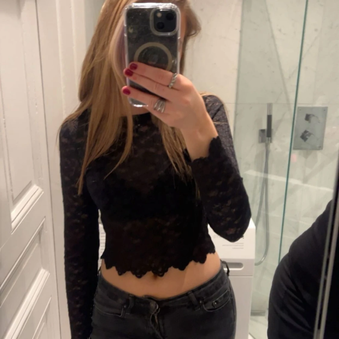 Svart spetsig croppad långärmad topp