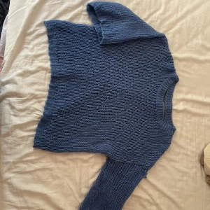 Blå stickad tröja från Fransa - Säljer en chill blå stickad tröja från Fransa i storlek M/L. Tröjan har grovstickat mönster och rund hals. Perfekt för lager-på-lager och har långa ärmar. Färgen är en snygg mörkblå ton som passar till jeans eller kjol.