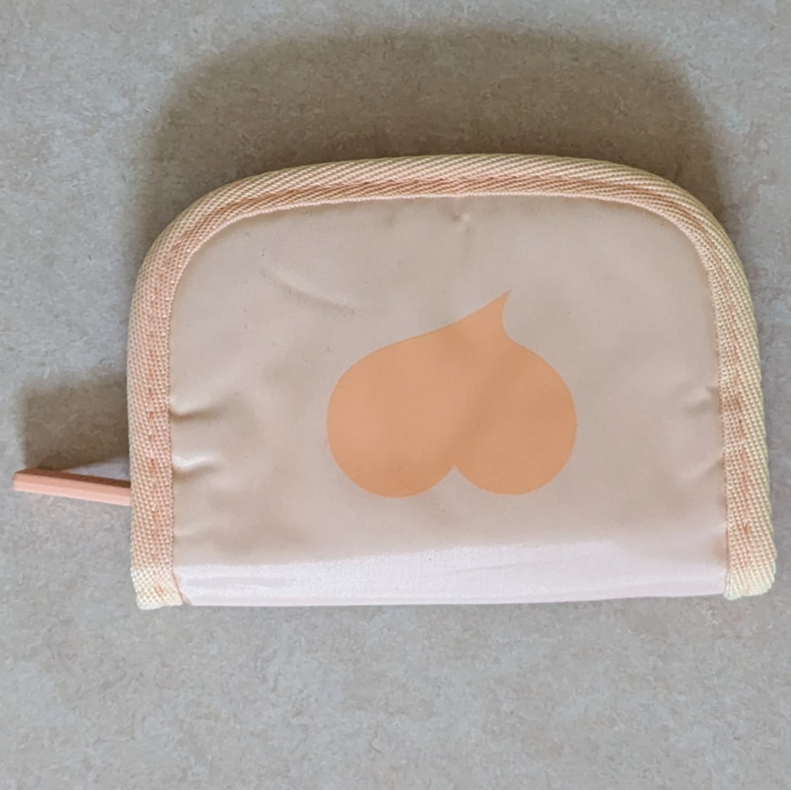 Liten beige necessär med hjärtan  - 2