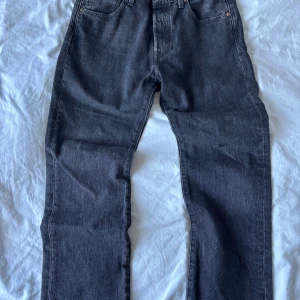 Levi’s 501 - Ett par snygga svarta Levi’s 501 i perfekt skick Storlek W30 L30 Skriv privat för fler bilder Pris kan diskuteras‼️
