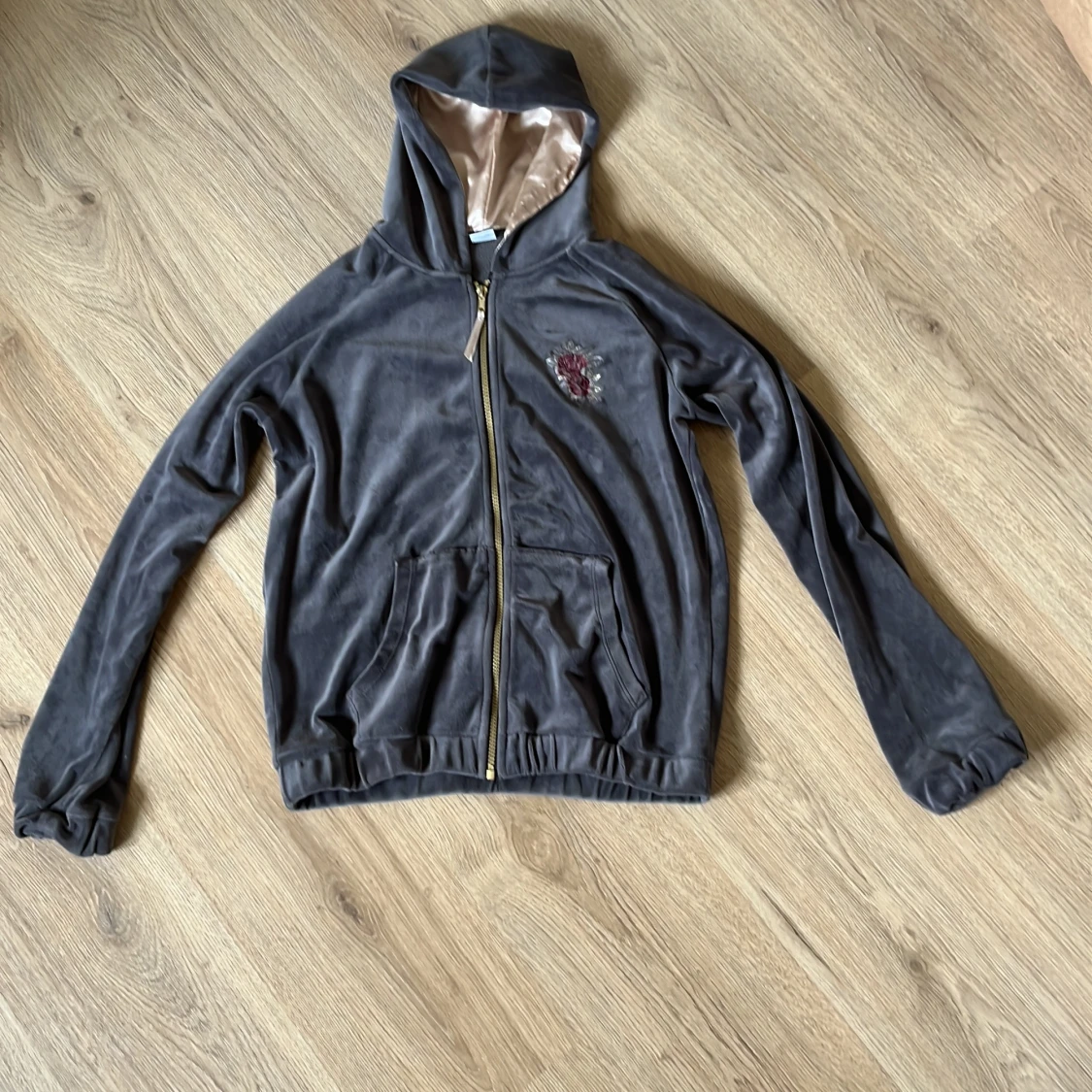 Grå kofta med broderi