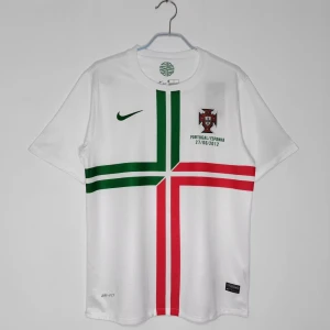 Portugal fotbollströja Nike 2012 - Produkttyp: Sport-T-shirt Produktklassificering: Klassiska T-shirts Material: 100 % polyester Storlekar: Finns i alla storlekar (S till 2XL) Färg: Vit Längd: Kort till midjan Namn- och nummertryck tillgängligt Spelarklassificering: Sitter åtsittande mot kroppen. Beställ en större storlek om du föredrar en lösare passform. För tvättinstruktioner, vänligen kontakta oss privat