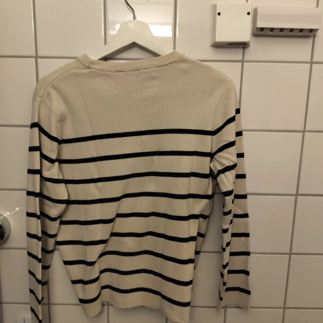 Randig beige stickad tröja - 1