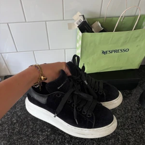 Alexander McQueen svarta sneakers - Chunky svarta sneakers från Alexander McQueen med vit plattformsula och svarta skosnören. STORLEK 38. Säljer då dem tyvvär är för stora och blivit stående. Jätte fint skick 