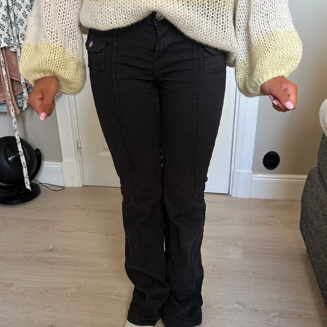 Svarta bootcut jeans med fickor