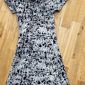 Miniklänning grafitti street Roadies ASOS - Miniklänning med snygg passform i bomull, från märket Roadies, inköpt på ASOS. Endast provad, storlek S 