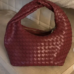 Röd väska gina  - Snygg väska från Gina tricot, perfekt som en accessoar till en outfit eller till skolan tex. Man får plats me mkt saker i den