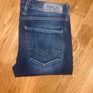 Mörkblå Replay jeans slim fit - Säljer nu dessa klassiska replay jeans i modellen anbass! (Slim fit). Byxorna är i NYSKICK då dom endast är använda 2 gånger men säljer nu eftersom dom är för små för mig. Nypris: Ca 1500kr Mitt pris: 499kr. Skriv vid minsta lilla fundering så svarar jag så snabbt jag kan, skickar alltid inom 24h📦🤝