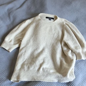 Stickad tröja - Säljer en beige stickad tröja från Vero Moda i storlek L men passar M. Skön stickad tröja men skönt material och passar perfekt till ett par jeans eller en fin kjol! En kortärmad stickad tröja! Skriv om du har några frågor eller om du är intresserad! Pris kan diskuteras! 🫶🌸
