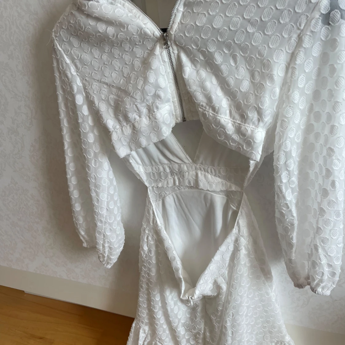 Vit prickig omlottklänning Dennis Maglic - 1