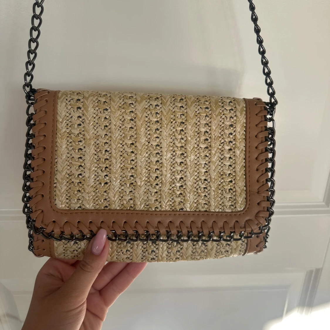 Beige axelväska med kedja och läderdetaljer - 1