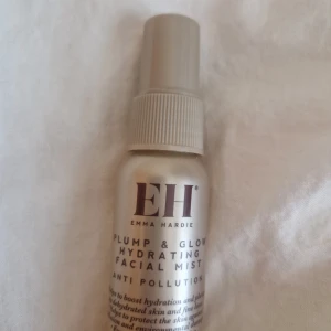 Emma Hardie Plump & Glow Face Mist - Plump & Glow Hydrating Facial Mist från Emma Hardie i en lyxig, pärlemorskimrande beige sprayflaska på 30 ml. Ger fukt och lyster, skyddar mot föroreningar och jämnar ut hudtonen. Perfekt att spraya över sminket för extra glow under dagen.