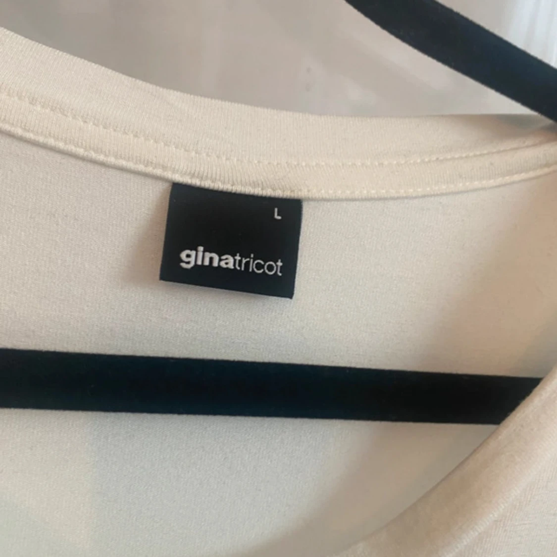 Vit t-shirt från Gina Tricot - 1