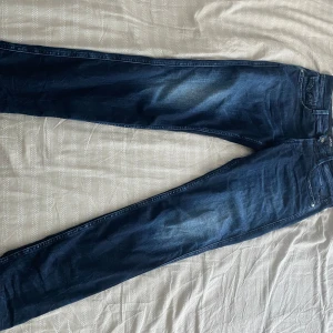 Replay Anbass slim fit jeans blå - Knappt använda, super snygga Replay Anbass slim fit jeans blå. Dom är lite för stora för mig så tänkte sälja vidare dom. Hör av er vid frågor osv.