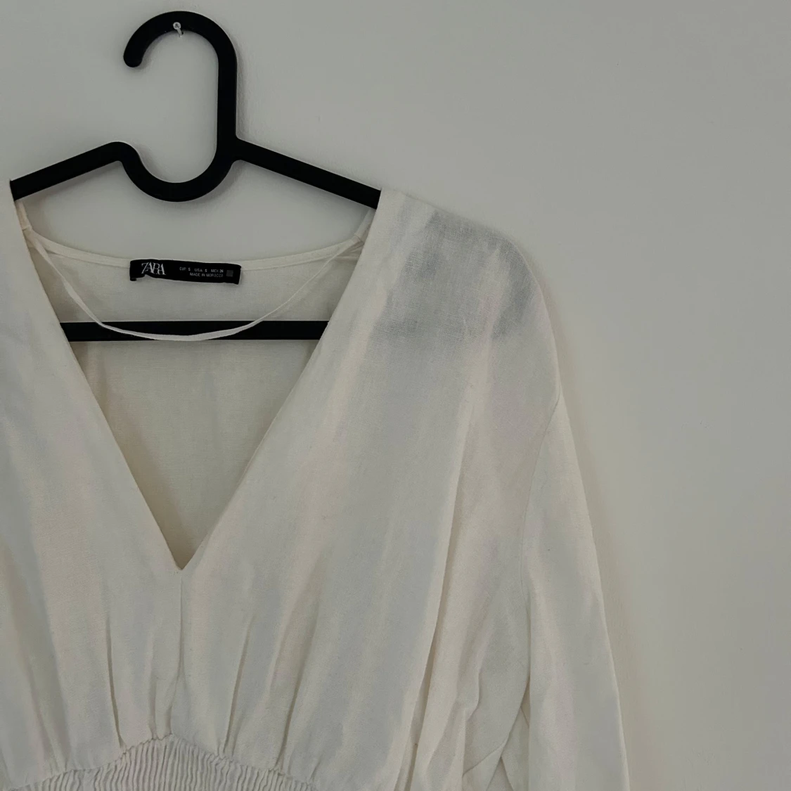 Vit klänning med v-ringning från Zara - 1