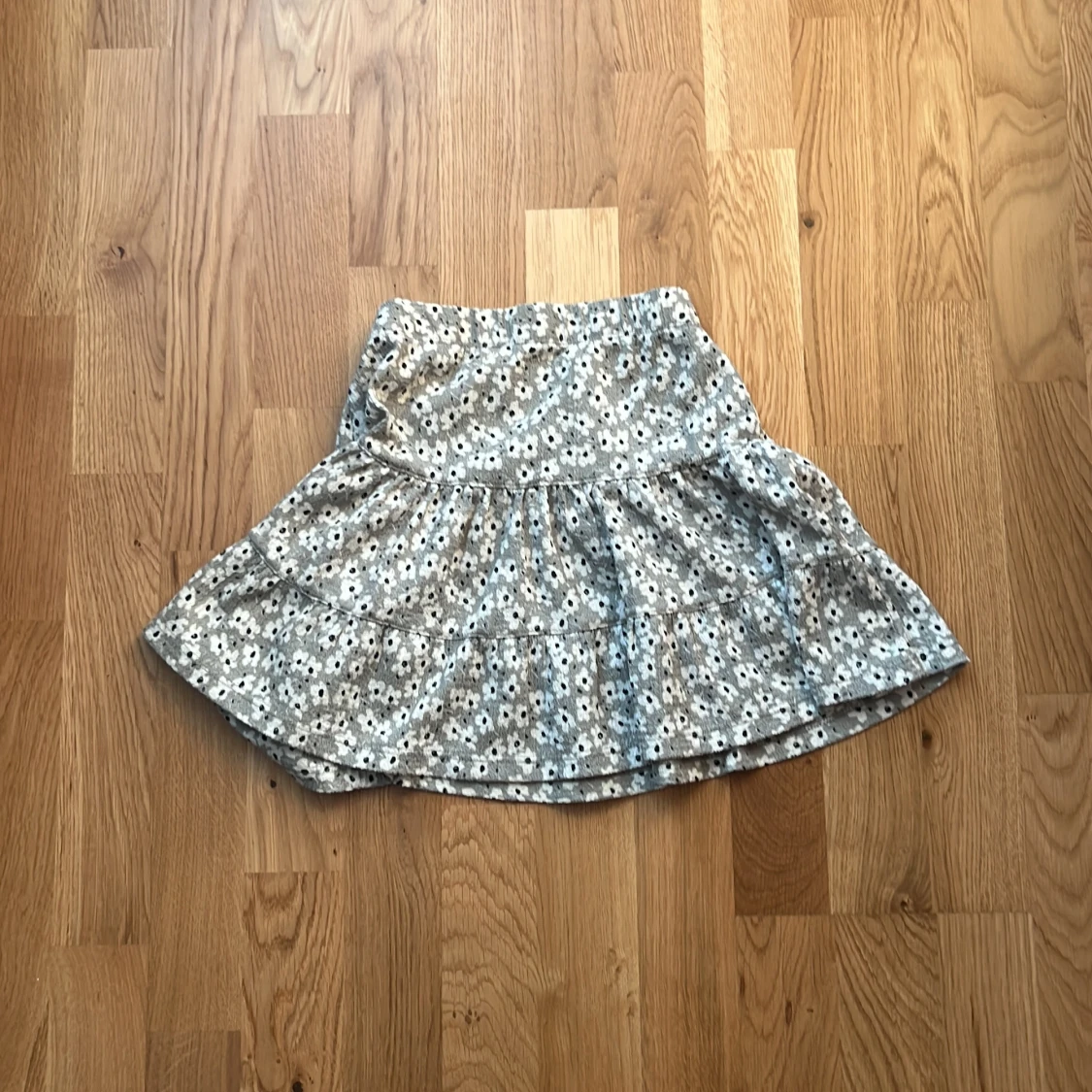 Grå blommig volangkjol från 157 New - 1