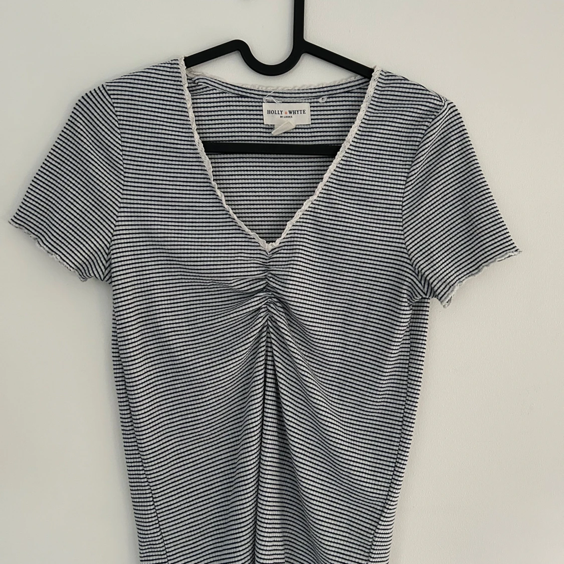 Randig topp med v-ringning Lindex