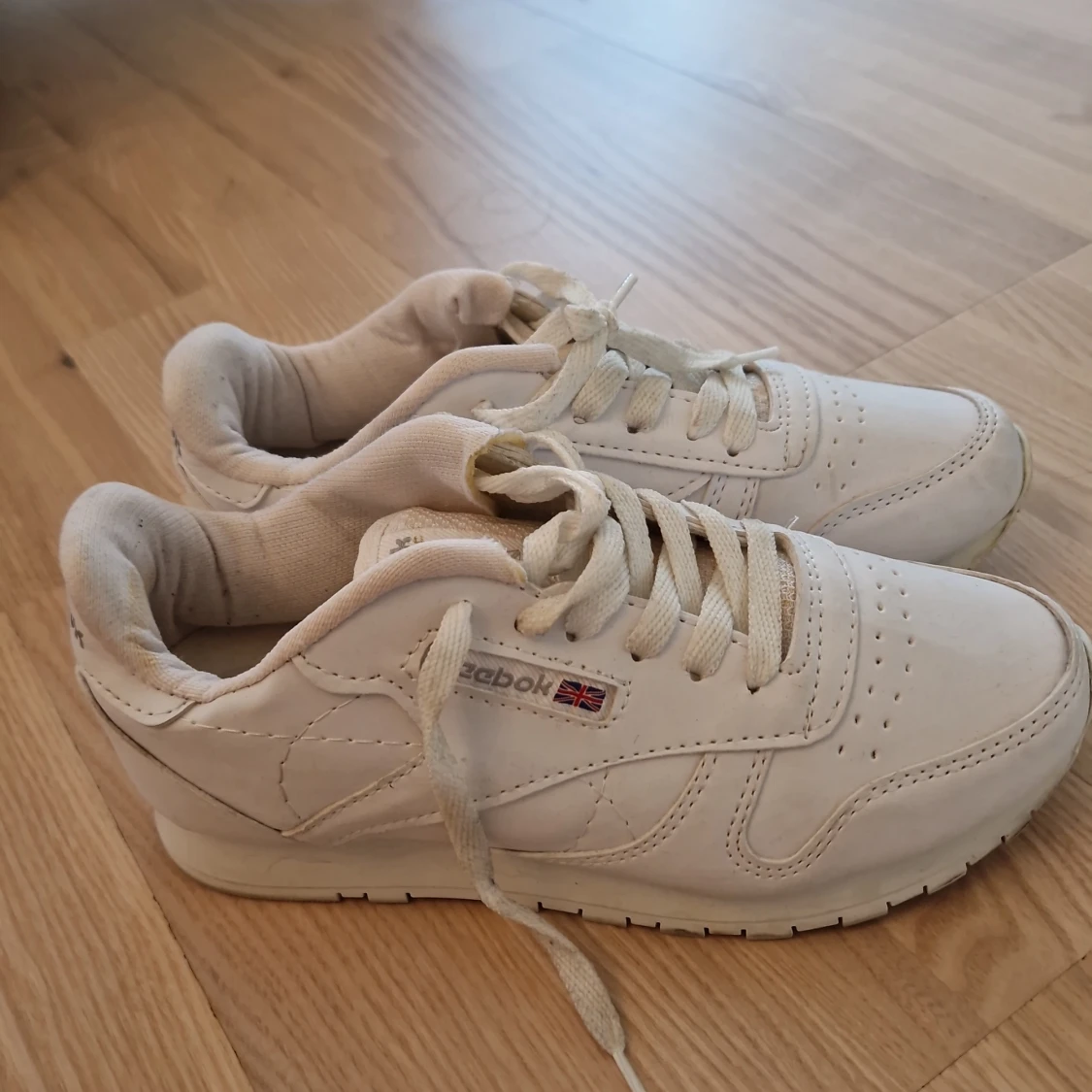 Vita Reebok Classic sneakers i skinn - 3