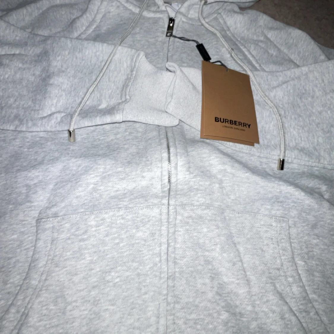Grå hoodie från Burberry med mönstrad huva - 3