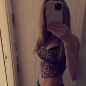 Leopardmönstrad croppad tubtopp - Säljer en snygg croppad tubtopp med leopardmönster.💗🐆